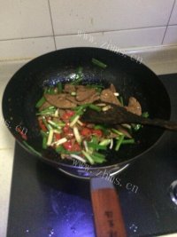 独特的蒜苗炒猪肝做法图解5)