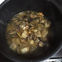 美味的香菇排骨焖饭做法图解8)