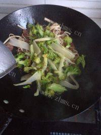 其味无穷的西兰花炒香肠做法图解5)