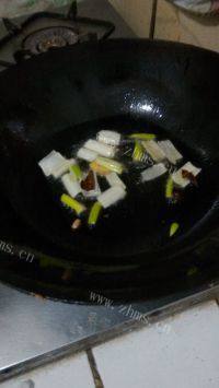 口感丰富的土豆烧鸡肉做法图解7)