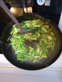 家常菜芹菜炒肉做法图解6)