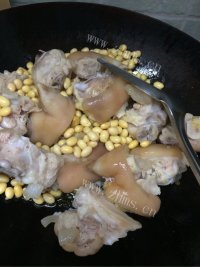 美味的黄豆炖猪蹄做法图解6)