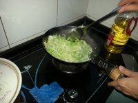 家常菜干煸圆白菜做法图解4)