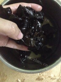 好喝的乌枣桂圆木耳汤做法图解2)