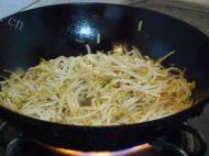 家常豆芽炒肉做法图解3)
