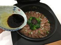 美味的香肠煲仔饭做法图解8)