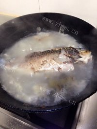 美味的萝卜鲫鱼汤做法图解4)
