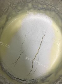 鲜美可口巧克力熔岩蛋糕做法图解6)