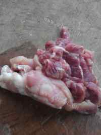 色泽鲜亮的猪肉炖豆角做法图解2)