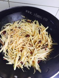 诱人的醋溜土豆丝做法图解6)