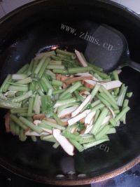 开胃的芹菜炒豆干做法图解4)