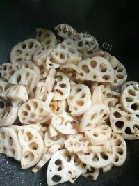 香气浓郁的红烧藕片做法图解6)