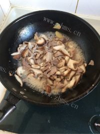 色泽鲜亮的香菇炒肉片做法图解8)