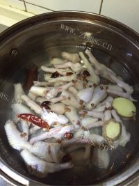 香气浓郁的泡椒凤爪做法图解6)