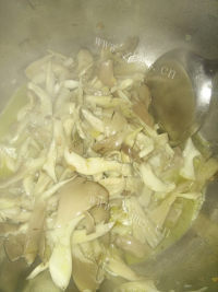 家常菜蘑菇炒青菜做法图解6)