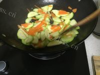 家常菜西葫芦炒胡萝卜做法图解5)
