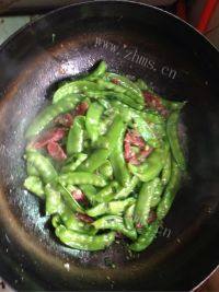 家常菜荷兰豆炒腊肠做法图解8)