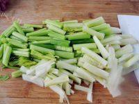 家常菜芹菜番茄炒肉丝做法图解4)