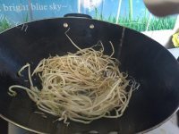 美味营养的豆芽炒韭菜做法图解6)