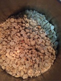 美味花生芝麻牛轧糖做法图解1)