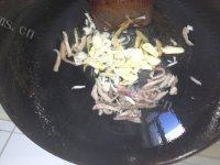 美美厨房之蒜苔炒肉做法图解5)