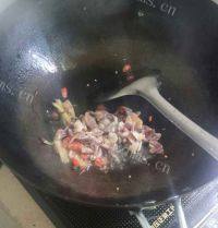 家常菜酸豆角炒鸡胗做法图解3)