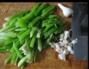 芹菜拌花生做法图解3)
