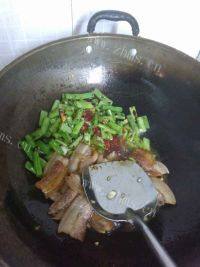 家常菜四季豆炒五花肉做法图解7)