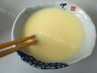 美味的牛奶蛋羹做法图解4)