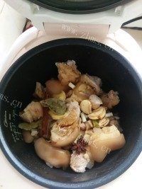 口感丰富的卤猪脚做法图解2)