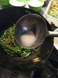 家常菜蒜苔炒肉做法图解12)
