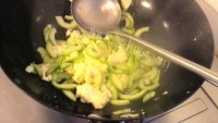 家常菜茭瓜炒鸡蛋做法图解8)