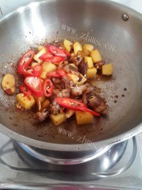 家常菜土豆焖排骨做法图解7)