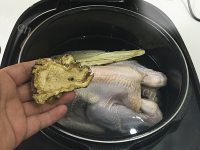 自制当归黄芪炖鸡汤做法图解6)