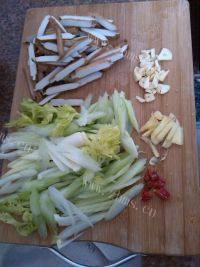 「DIY美食」豆干芹菜焖咸鱼做法图解2)