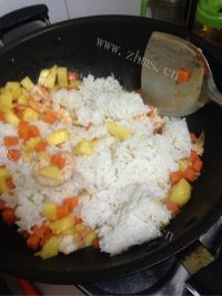 美味的菠萝炒饭做法图解11)