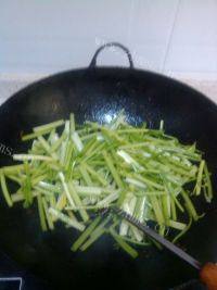 味道不错的芹菜炒肉做法图解2)