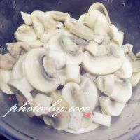 美味的鸡蓉蘑菇粟米忌廉汤做法图解8)