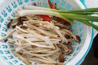 家常菜茶树菇炒肉做法图解1)