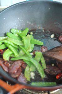 家常菜荷兰豆炒腊肠做法图解4)