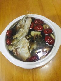 美味的天麻炖鱼头做法图解8)