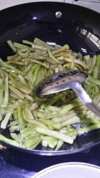 家常菜酱香茄条做法图解5)