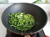 喷香的腊肠炒蒜苔做法图解4)