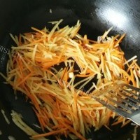 鲜香的土豆胡萝卜丝的做法图解五