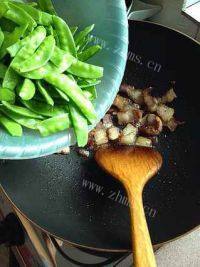 口感极佳的荷兰豆炒腊肉做法图解3)
