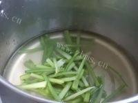 家常菜芹菜拌干丝做法图解1)