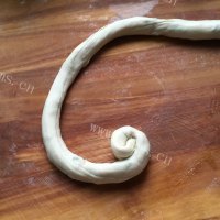 自制椒盐葱花饼做法图解7)