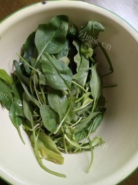 美味的麻酱拌菠菜做法图解1)