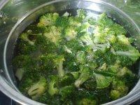色味俱佳的肉炒西兰花做法图解3)