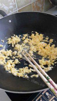 美味的葱花蛋炒饭做法图解4)